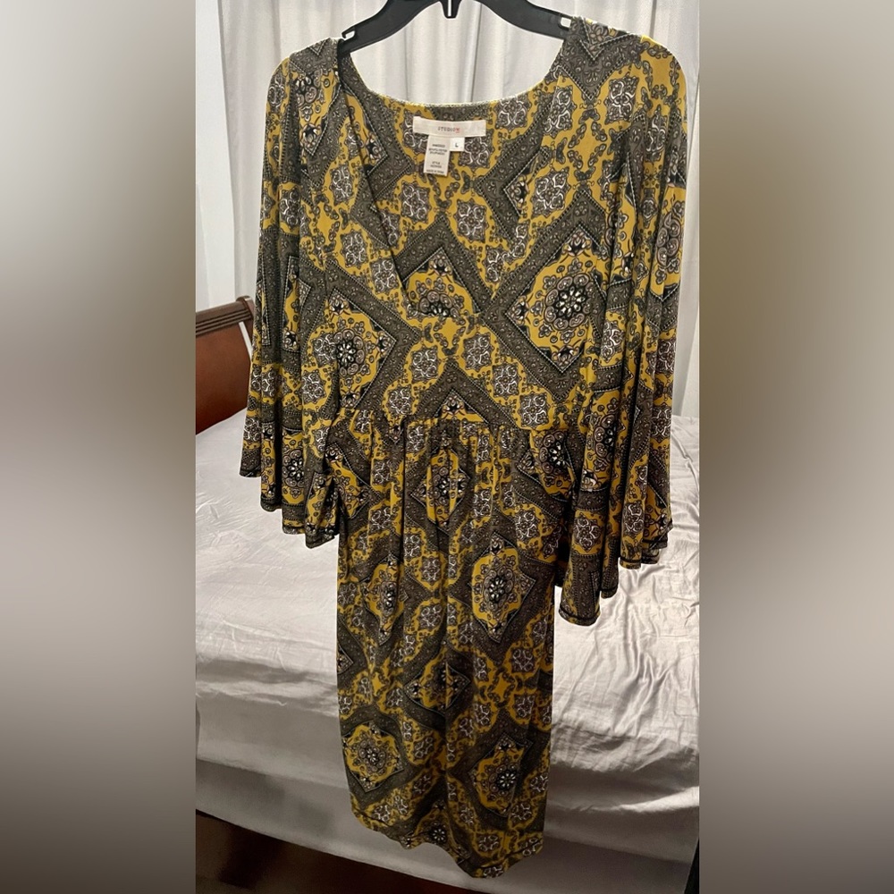 Gorgeous print • Flowy • Lightweight • Drapey • Billowed sleeves • Square neck